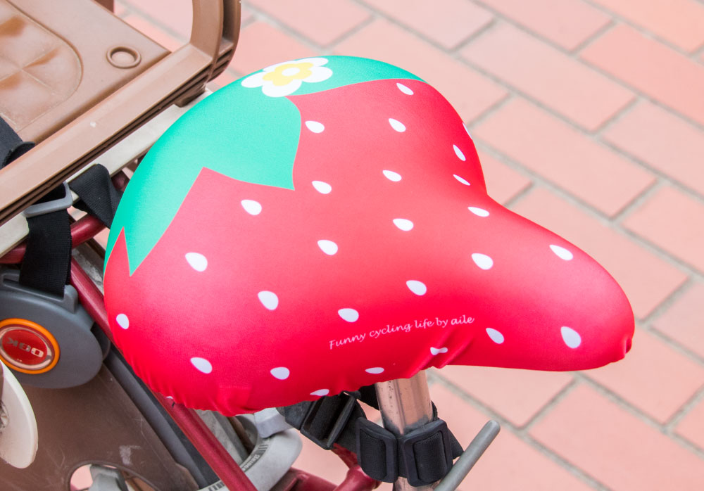 サドルカバー フリーサイズ いちご フルカラーチャリCAP 自転車カバー 着せ替え 撥水 雨 おもしろ ママチャリ 電動アシスト自転車 汚れ防止 キズ 汚れ 一般 大型 フリーサイズ ギフト プレゼント